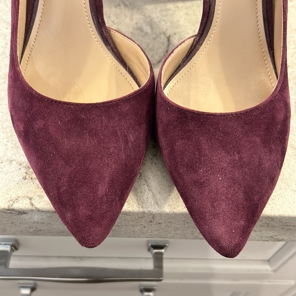White House Black Market size 8 velvet pumps - Picture 4 of 9